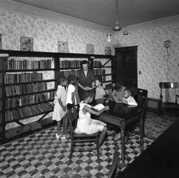 Children reading at the Western Library