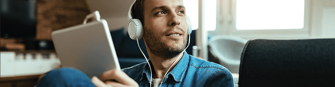 Person listening to a audio from a tablet