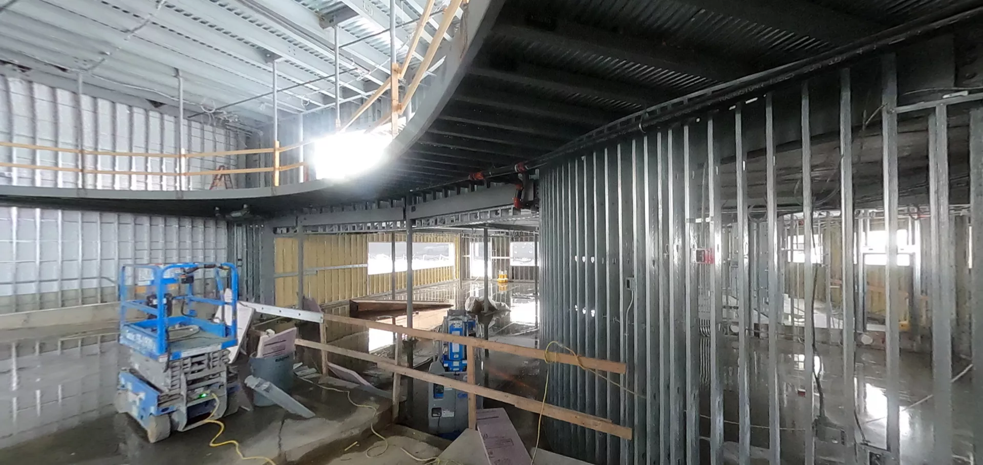 Metal girders and constrution machines