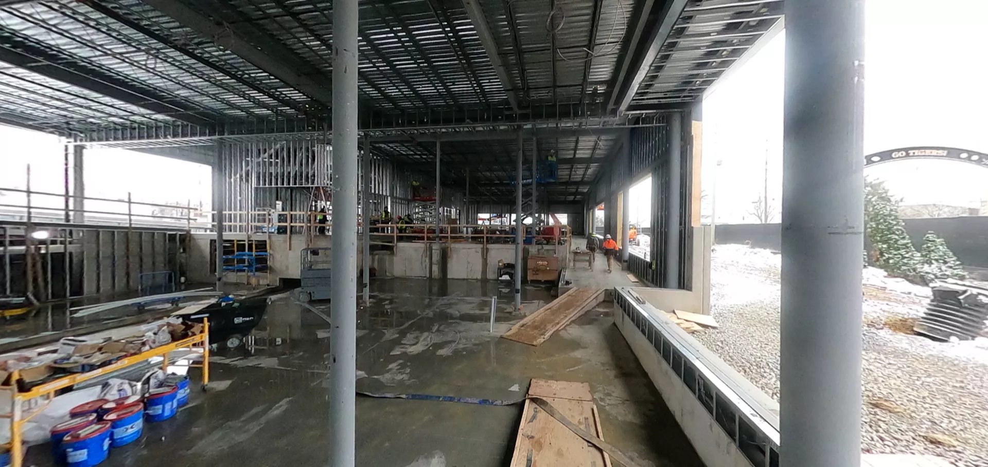 Pillar and construction workers with an open view on the right of the outside